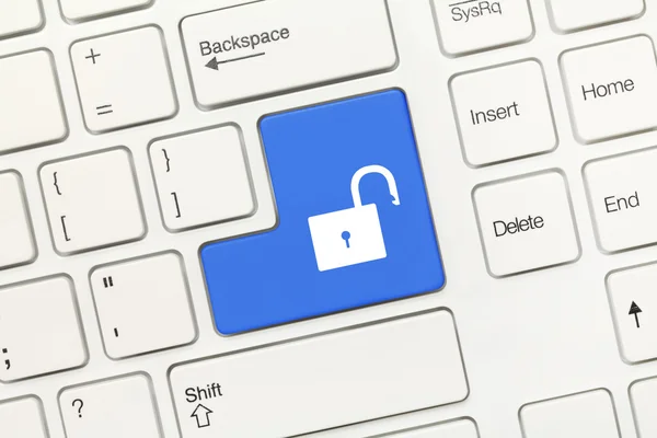 Beyaz kavramsal klavye - açık kilit simgesi ile mavi tuş — Stok fotoğraf