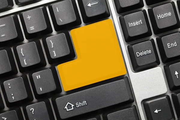 Концептуальная клавиатура - пустой оранжевый ключ — стоковое фото
