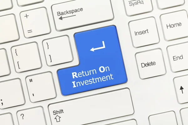 Bílý koncepční klávesnice - Return On Investment (modrý klíč) — Stock fotografie