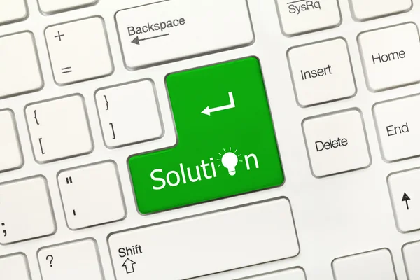 Bílý koncepční klávesnice - řešení (zelený klíč symbolem lampa — Stock fotografie