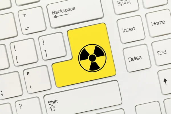 Bílý koncepční klávesnice - žlutý klíč symbolem záření — Stock fotografie