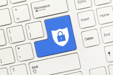Beyaz kavramsal klavye - kalkan ve kilit simgesiyle mavi tuş