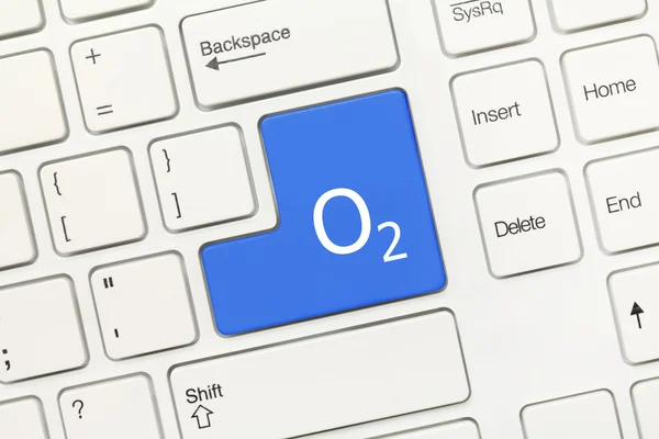 Белая концептуальная клавиатура - Синяя клавиша с символом кислорода — стоковое фото