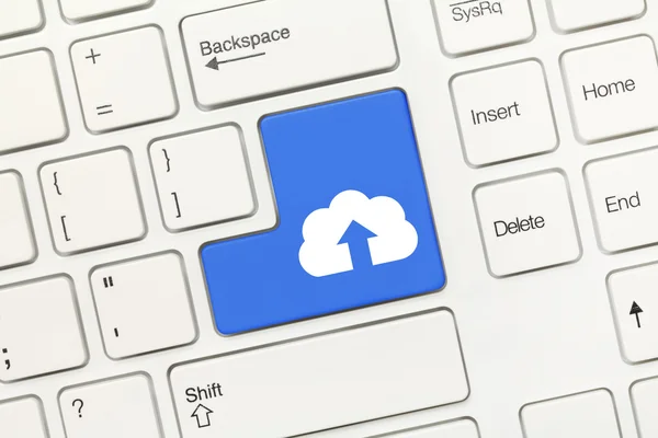 Tastiera concettuale bianca - Tasto blu con simbolo di upload cloud — Foto Stock
