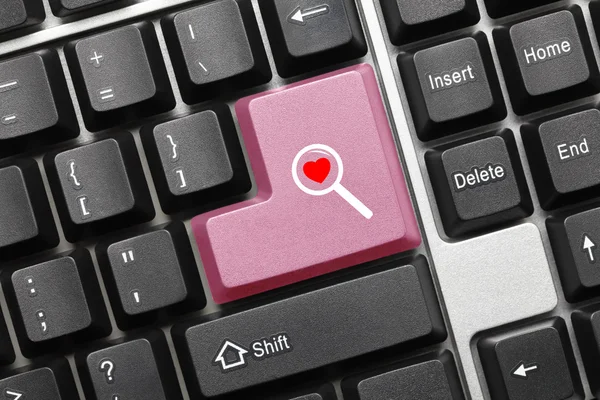 Conceptuele toetsenbord - roze sleutel met vinden liefde symbool — Stockfoto
