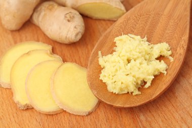 Dilimlenmiş ve rendelenmiş zencefil masada