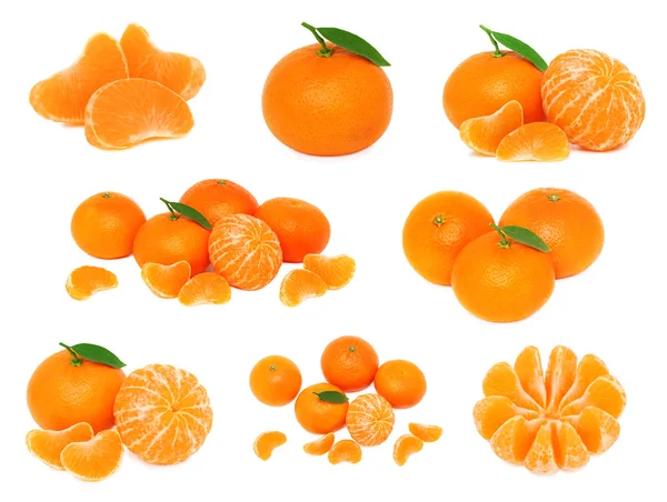 Nastavení celé a plátky mandarinky se zelenými listy (izolovaná) — Stock fotografie