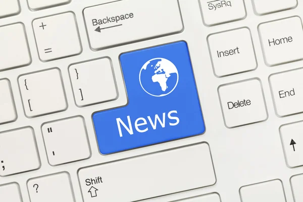 Witte conceptuele toetsenbord - Nieuws (blauwe toets met wereldkaart) — Stockfoto