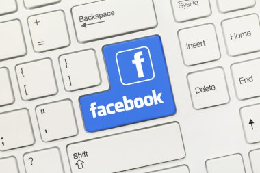 Beyaz kavramsal klavye - Facebook (mavi tuş ile logo)