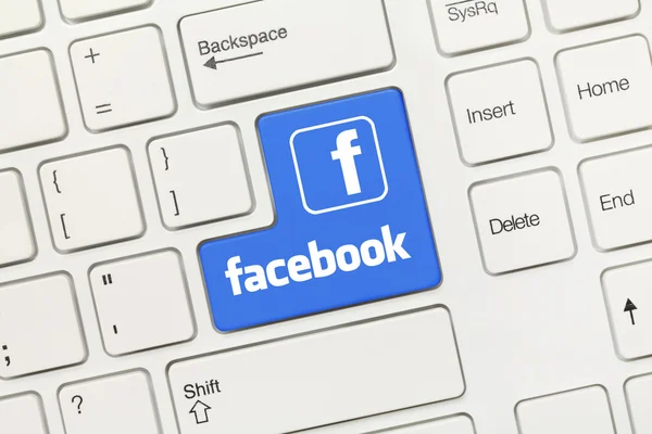 Bílý koncepční klávesnice - Facebook (modrý klíč s logotypem) — Stock fotografie