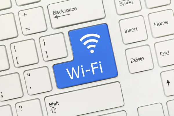 白い概念キーボード - Wi-Fi (青いキー) — ストック写真