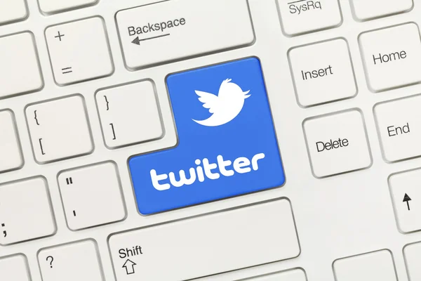 Белая концептуальная клавиатура - Twitter (голубая клавиша с логотипом ) — стоковое фото