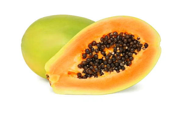 En hel och en halv mogen papaya (isolerad) — Stockfoto