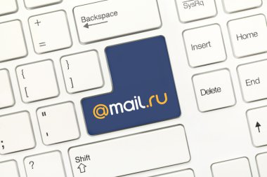 Beyaz kavramsal klavye - Mail.ru (anahtar logo ile)