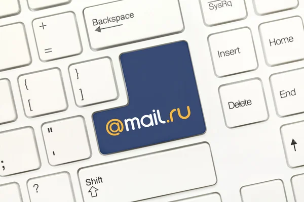 Teclado conceitual branco - Mail.ru (chave com logotipo ) — Fotografia de Stock