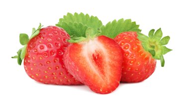 İki tam ve yarım olgun çilek (izole yeşil yaprakları ile