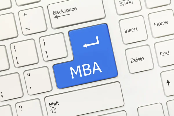 Белая концептуальная клавиатура - MBA (голубая клавиша ) — стоковое фото