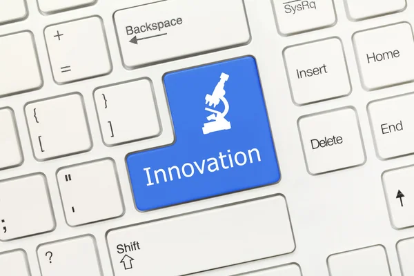 Teclado conceitual branco - Inovação (tecla azul ) — Fotografia de Stock