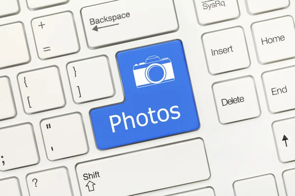 Bílý koncepční klávesnice - fotografie (modrý klíč) — Stock fotografie