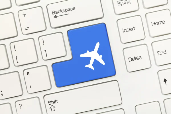 Beyaz kavramsal klavye - uçak simgesi olan mavi tuş — Stok fotoğraf