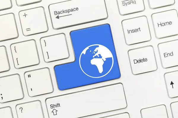 Bílý koncepční klávesnice - modré tlačítko se symbolem světa — Stock fotografie