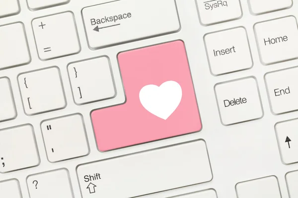 Teclado conceptual blanco - Tecla rosa con símbolo del corazón —  Fotos de Stock