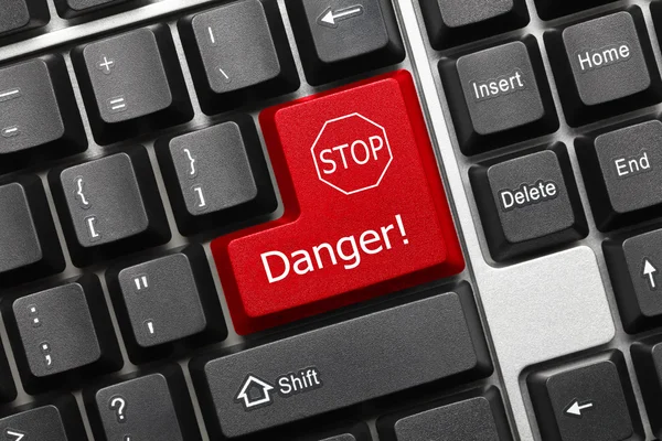 Концептуальная клавиатура - Опасность (красная клавиша со знаком стоп ) — стоковое фото