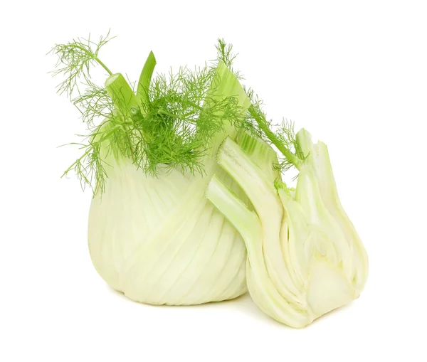 Ein ganzer und ein halb reifer Fenchel (isoliert) — Stockfoto