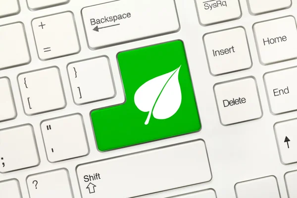 Teclado conceitual branco - Tecla verde com símbolo de folha — Fotografia de Stock