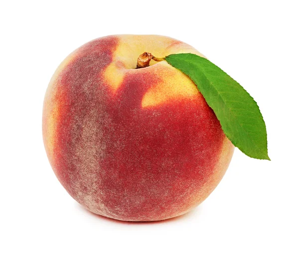 Ein ganzer reifer Pfirsich mit grünem Blatt (isoliert) — Stockfoto
