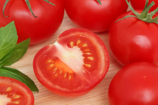 Widok z góry dojrzałych pomidorów leżącego na deska — Zdjęcie stockowe