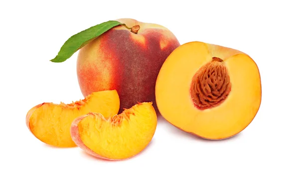 One whole and a half ripe peaches with slices (isolated) — Stock Photo, Image