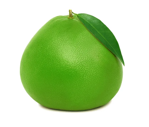 En helt grön pomelo (isolerad) — Stockfoto