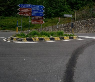 İtalya - 28 Haziran 2018: Tabelalar Alpe de Siusi Seiser sadakasına giden yolu gösteriyor