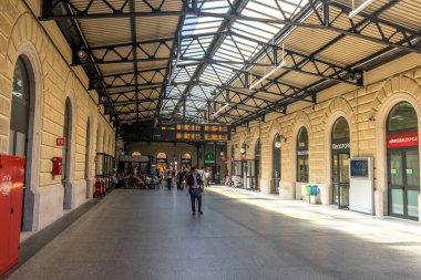 Bologna, İtalya - 28 Haziran 2018: Bolonya tren istasyonu, İtalya