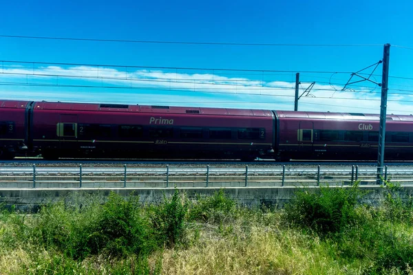 イタリア June 2018 イタリアの郊外トラックのトレニタリア イタリア プリマ列車 — ストック写真