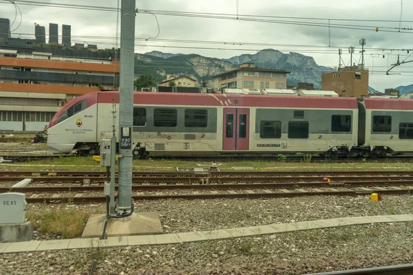 意大利 2018年6月28日 在意大利郊区轨道上的特伦托省火车 — 图库照片