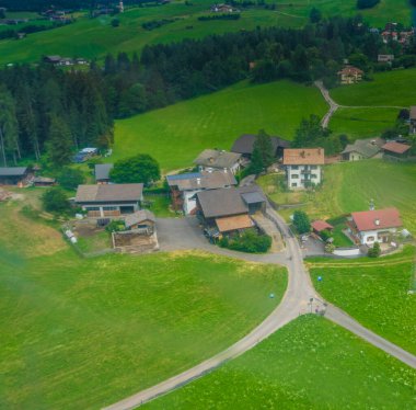 İtalya, Alpe di Siusi, Seiser Alm ve Sassolungo Langkofel Dolomite. Arka planda ağaçlar olan büyük yeşil bir alan.