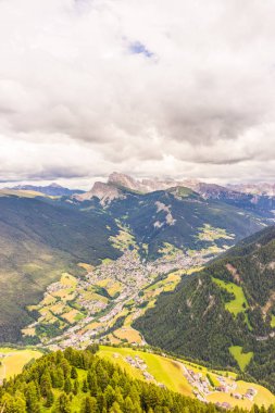 İtalya, Alpe di Siusi, Seiser Alm ve Sassolungo Langkofel Dolomite, bir dağ manzarası.