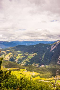 İtalya, Alpe di Siusi, Seiser Alm ve Sassolungo Langkofel Dolomite, bir dağ manzarası.