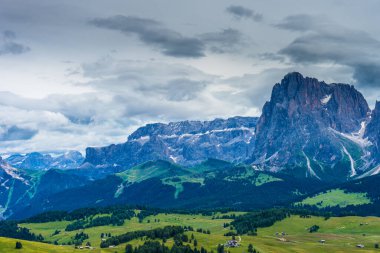 İtalya, Alpe di Siusi, Seiser Alm ve Sassolungo Langkofel Dolomite arka planda büyük bir dağ.