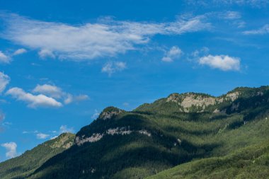 İtalya, Alpe di Siusi, Seiser Alm ve Sassolungo Langkofel Dolomite, bir dağ manzarası.