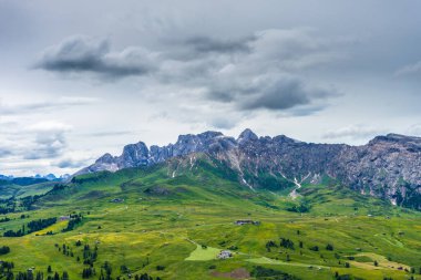 Alpe di Siusi, Seiser Alm Sassolungo Langkofel Dolomite ile birlikte Seiser Alm Puflatsch Bullaccia 'da yemyeşil alan.