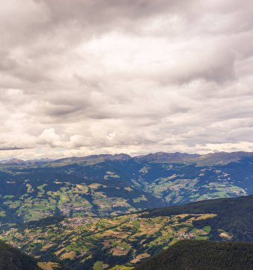 İtalya, Alpe di Siusi, Seiser Alm ve Sassolungo Langkofel Dolomite arka planda büyük bir dağın manzarası.