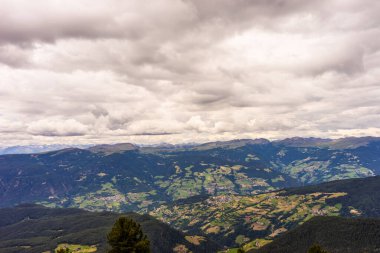 İtalya, Alpe di Siusi, Seiser Alm ve Sassolungo Langkofel Dolomite arka planda büyük bir dağın manzarası.