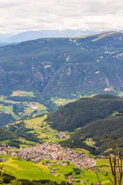 İtalya, Alpe di Siusi, Seiser Alm ve Sassolungo Langkofel Dolomite, bir dağ manzarası.