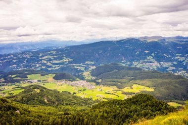 İtalya, Alpe di Siusi, Seiser Alm ve Sassolungo Langkofel Dolomite arka planda büyük bir dağın manzarası.