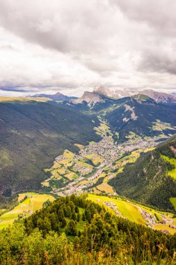 İtalya, Alpe di Siusi, Seiser Alm ve Sassolungo Langkofel Dolomite arka planda büyük bir dağın manzarası.