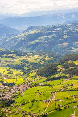 Alpe di Siusi, Seiser Sadm ile Sassolungo Langkofel Dolomite 'nin Kastelruth Castelrotto manzarası