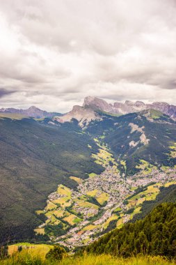 Alpe di Siusi, Seiser Sadm ve Sassolungo Langkofel Dolomite, vadi kanyonundaki yemyeşil bir arazinin yakın çekimi.